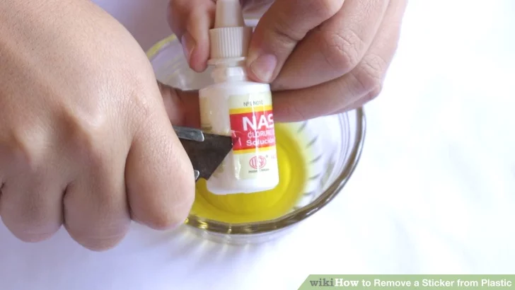 不干膠貼紙?jiān)趺磸乃芰仙厦嫠合聛? title=